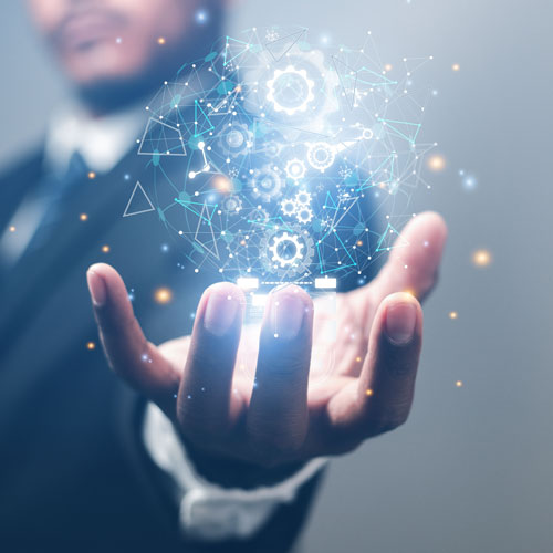 Geschäftsmann hält eine digitale, holografische Technologie-Darstellung in der Hand.